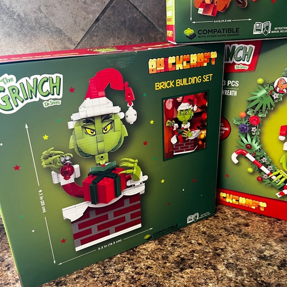 Brickcraft Dr. Seuss The Grinch Chimney, Max Building Set, Grinch Wreath, Lego - Picture 7 of 9